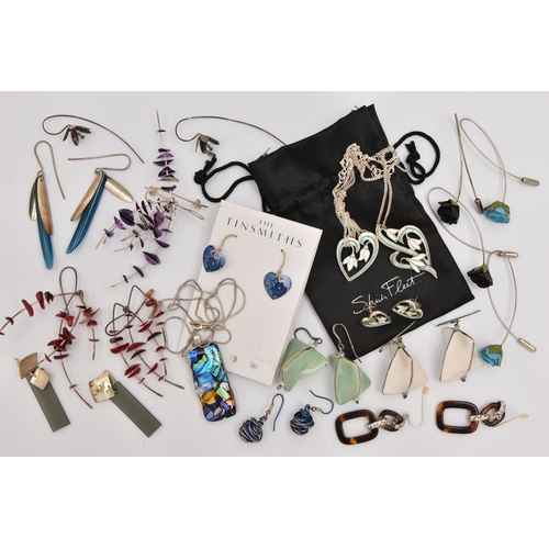 495 - AN ASSORTMENT OF JEWELLERY, to include a selection of white metal earrings, some with plastic decor ... 