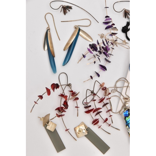 495 - AN ASSORTMENT OF JEWELLERY, to include a selection of white metal earrings, some with plastic decor ... 