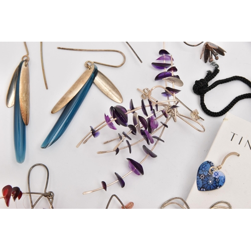 495 - AN ASSORTMENT OF JEWELLERY, to include a selection of white metal earrings, some with plastic decor ... 