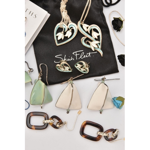 495 - AN ASSORTMENT OF JEWELLERY, to include a selection of white metal earrings, some with plastic decor ... 