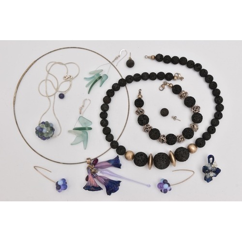 498 - AN ASSORTMENT OF JEWELLERY, to include a beaded lava necklace, a beaded lava bracelet, both with whi... 