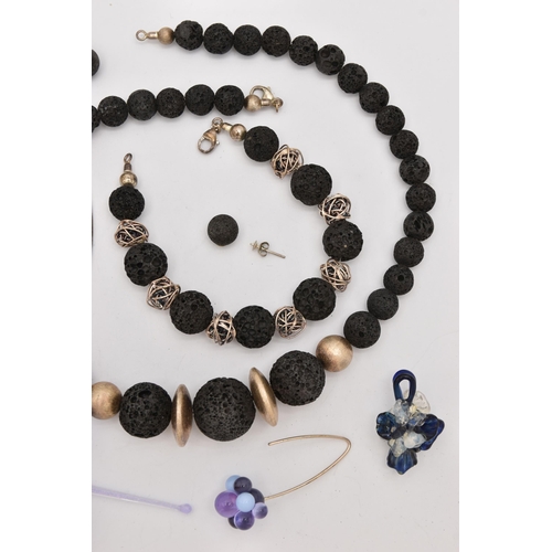 498 - AN ASSORTMENT OF JEWELLERY, to include a beaded lava necklace, a beaded lava bracelet, both with whi... 