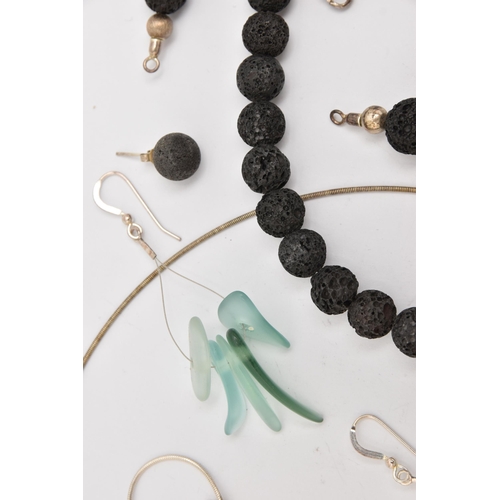 498 - AN ASSORTMENT OF JEWELLERY, to include a beaded lava necklace, a beaded lava bracelet, both with whi... 