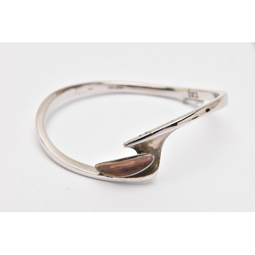 500 - A SILVER 'BREUNING' BANGLE, a silver hinged bangle, with oxidized detail, signed 'Breunning', hallma... 