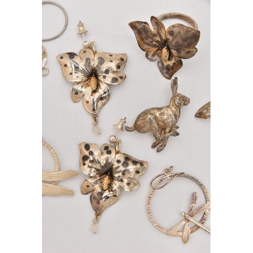 505 - AN ASSORTMENT OF WHITE METAL JEWELLERY, to include a floral earring and ring set, a dragonfly earrin... 