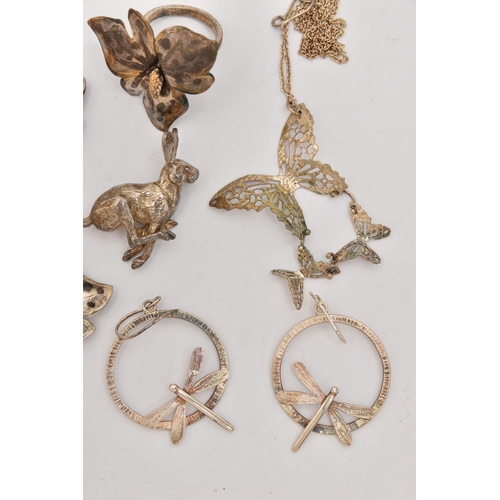 505 - AN ASSORTMENT OF WHITE METAL JEWELLERY, to include a floral earring and ring set, a dragonfly earrin... 