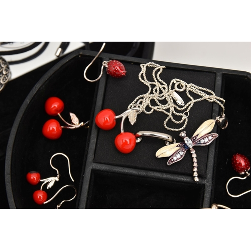 508 - AN ASSORTMENT OF 'THOMAS SABO' JEWELLERY, to include a silver strawberry charm bracelet, approximate... 