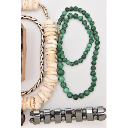 511 - A SMALL ASSORTMENT OF JEWELLERY, to include a malachite beaded necklace, a shell necklace, two hemat... 