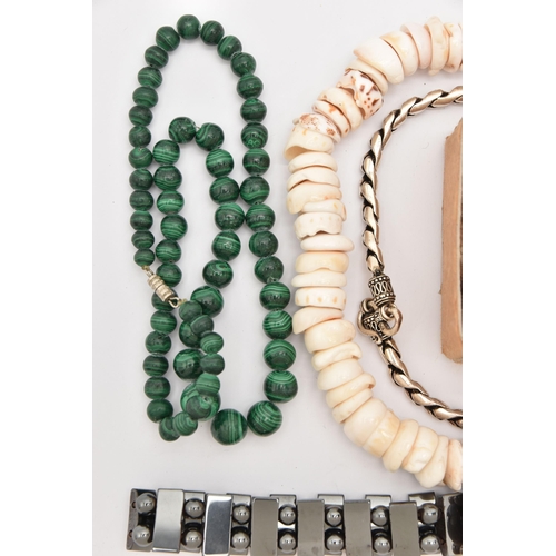 511 - A SMALL ASSORTMENT OF JEWELLERY, to include a malachite beaded necklace, a shell necklace, two hemat... 