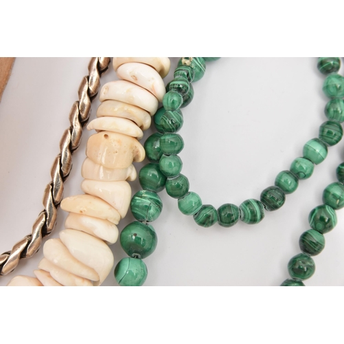 511 - A SMALL ASSORTMENT OF JEWELLERY, to include a malachite beaded necklace, a shell necklace, two hemat... 