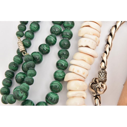 511 - A SMALL ASSORTMENT OF JEWELLERY, to include a malachite beaded necklace, a shell necklace, two hemat... 