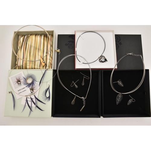 514 - AN ASSORTMENT OF SILVER AND WHITE METAL JEWELLERY, to include a silver and gold plated abstract neck... 