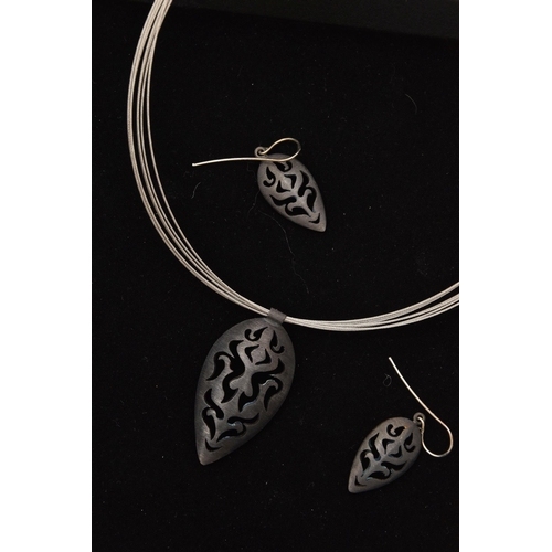 514 - AN ASSORTMENT OF SILVER AND WHITE METAL JEWELLERY, to include a silver and gold plated abstract neck... 