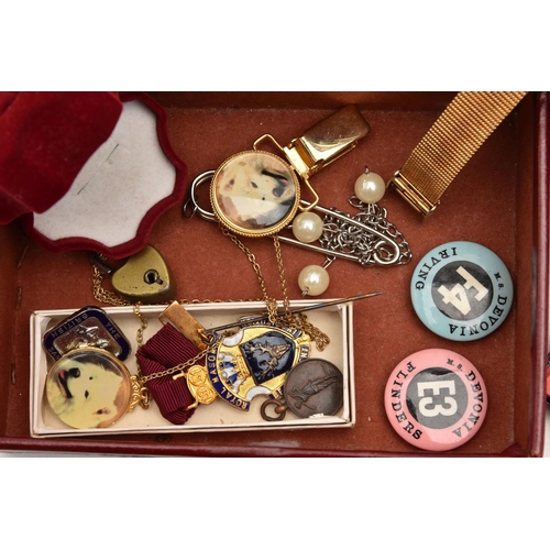 536 - A PLASTIC TRAY OF ASSORTED ITEMS, to include a white metal open face key wound pocket watch, stamped... 