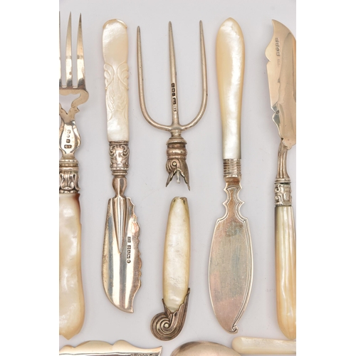 557 - AN ASSORTMENT OF 19TH AND 20TH CENTURY SILVER AND MOTHER OF PEARL CUTLERY PIECES, to include three b... 