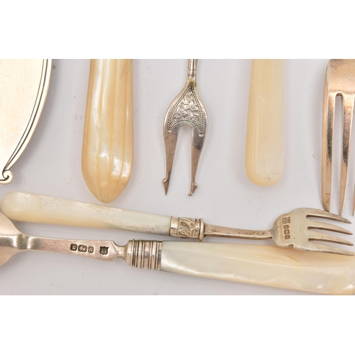 557 - AN ASSORTMENT OF 19TH AND 20TH CENTURY SILVER AND MOTHER OF PEARL CUTLERY PIECES, to include three b... 