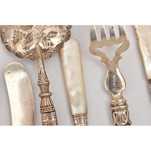 557 - AN ASSORTMENT OF 19TH AND 20TH CENTURY SILVER AND MOTHER OF PEARL CUTLERY PIECES, to include three b... 