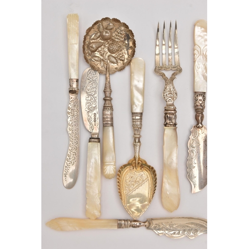 557 - AN ASSORTMENT OF 19TH AND 20TH CENTURY SILVER AND MOTHER OF PEARL CUTLERY PIECES, to include three b... 