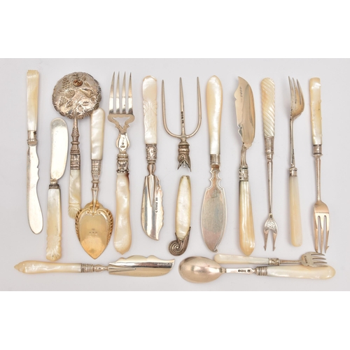 557 - AN ASSORTMENT OF 19TH AND 20TH CENTURY SILVER AND MOTHER OF PEARL CUTLERY PIECES, to include three b... 