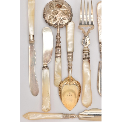 557 - AN ASSORTMENT OF 19TH AND 20TH CENTURY SILVER AND MOTHER OF PEARL CUTLERY PIECES, to include three b... 