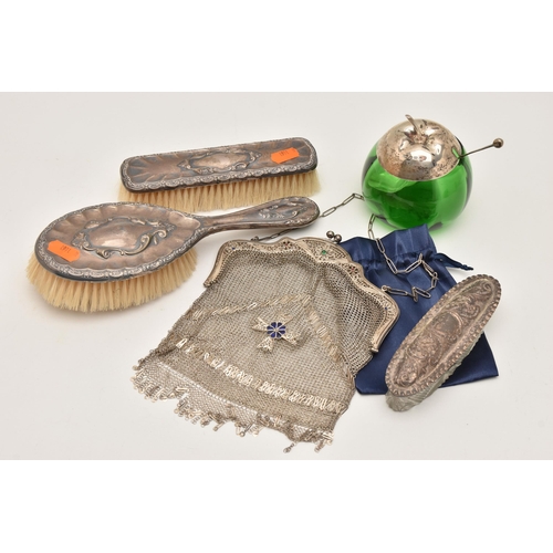 568 - AN ASSORTMENT OF ITEMS, to include a silver lined clothes brush hallmarked Birmingham, with matching... 