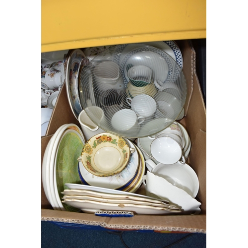 772 - SEVEN BOXES AND LOOSE CERAMICS, GLASSWARE, AND DINNERWARE, glassware include a selection of drinking... 