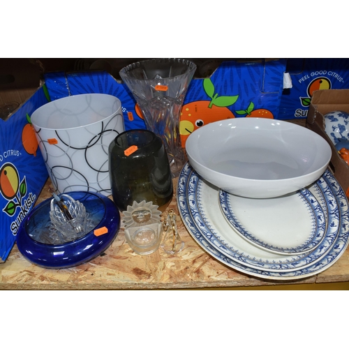 772 - SEVEN BOXES AND LOOSE CERAMICS, GLASSWARE, AND DINNERWARE, glassware include a selection of drinking... 