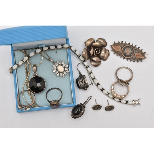 516 - A SMALL ASSORTMENT OF SILVER AND WHITE METAL JEWELLERY, to include a silver sweetheart brooch, a sil... 