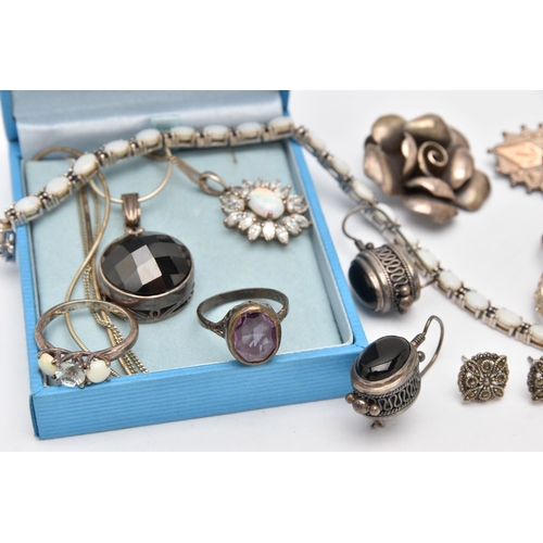 516 - A SMALL ASSORTMENT OF SILVER AND WHITE METAL JEWELLERY, to include a silver sweetheart brooch, a sil... 