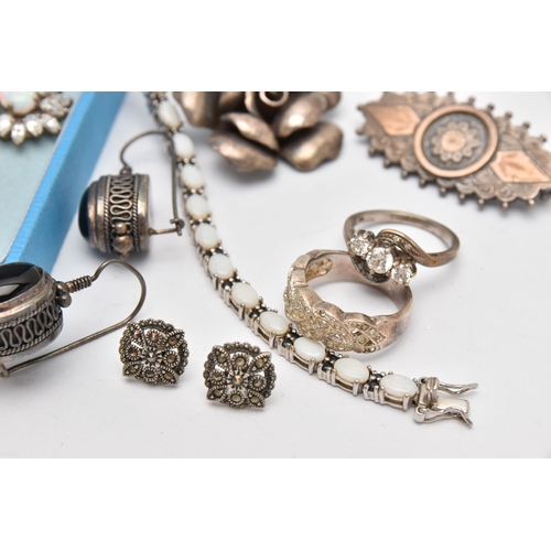 516 - A SMALL ASSORTMENT OF SILVER AND WHITE METAL JEWELLERY, to include a silver sweetheart brooch, a sil... 