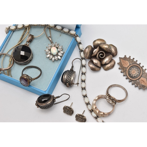 516 - A SMALL ASSORTMENT OF SILVER AND WHITE METAL JEWELLERY, to include a silver sweetheart brooch, a sil... 