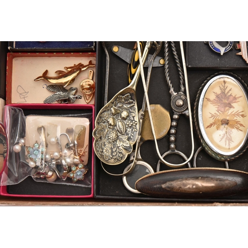 584 - A BOX OF ASSORTED ITEMS, to include a selection of pins and brooches, an enamel and ladies pocket wa... 