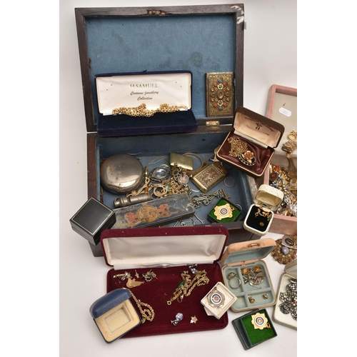 587 - AN ASSORTMENT OF ITEMS, to include a wooden box with mother of pearl detailing, encasing a selection... 