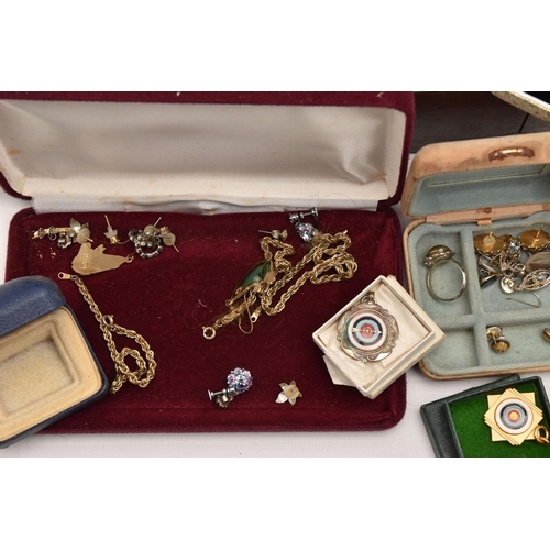 587 - AN ASSORTMENT OF ITEMS, to include a wooden box with mother of pearl detailing, encasing a selection... 