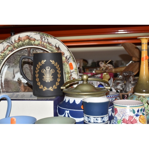 917 - A GROUP OF CERAMICS, a Carlton Ware 'Vert Royale' part coffee set comprising milk jug (chipped base)... 