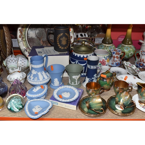 917 - A GROUP OF CERAMICS, a Carlton Ware 'Vert Royale' part coffee set comprising milk jug (chipped base)... 