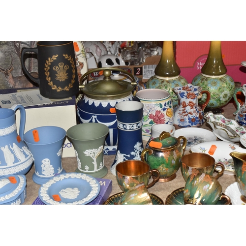 917 - A GROUP OF CERAMICS, a Carlton Ware 'Vert Royale' part coffee set comprising milk jug (chipped base)... 