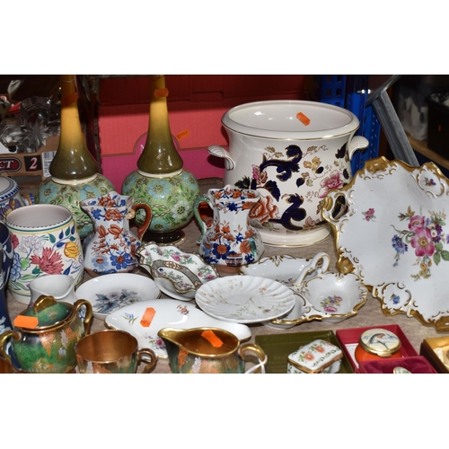 917 - A GROUP OF CERAMICS, a Carlton Ware 'Vert Royale' part coffee set comprising milk jug (chipped base)... 