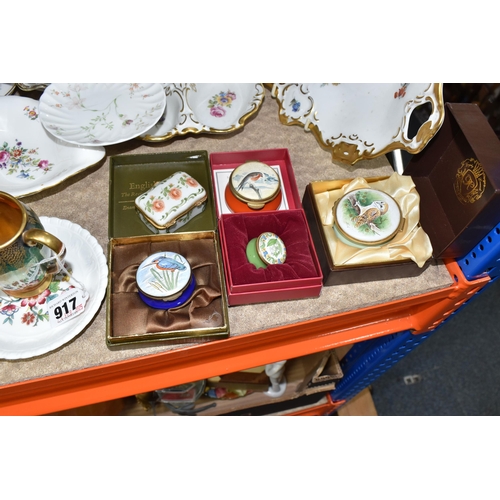 917 - A GROUP OF CERAMICS, a Carlton Ware 'Vert Royale' part coffee set comprising milk jug (chipped base)... 