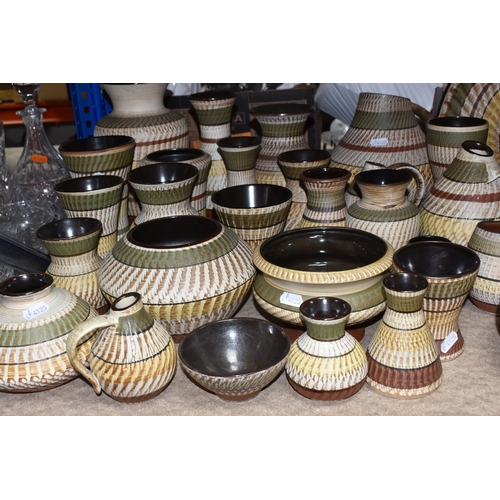 918 - A LARGE COLLECTION OF WEST GERMAN DUMLER BREIDEN EARTHERNWARE, mid 20th century 'Terra series', a st... 