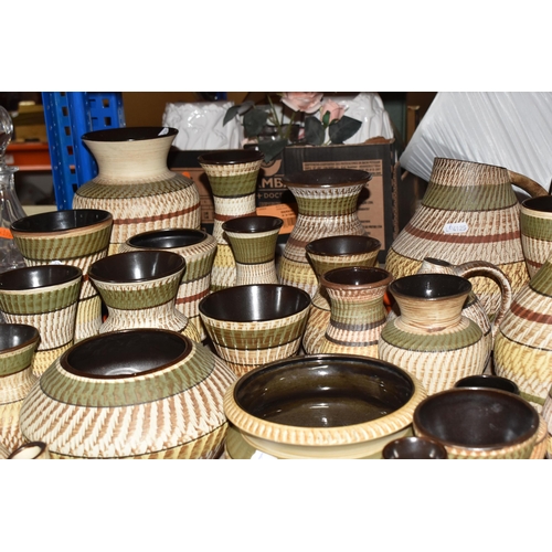 918 - A LARGE COLLECTION OF WEST GERMAN DUMLER BREIDEN EARTHERNWARE, mid 20th century 'Terra series', a st... 