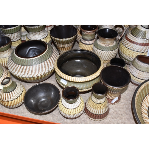 918 - A LARGE COLLECTION OF WEST GERMAN DUMLER BREIDEN EARTHERNWARE, mid 20th century 'Terra series', a st... 