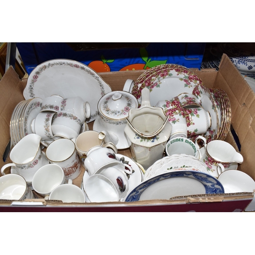 927 - FOUR BOXES AND LOOSE CERAMICS AND GLASSWARE, to include a Denby 'Chevron' pattern coffee set, a boxe... 