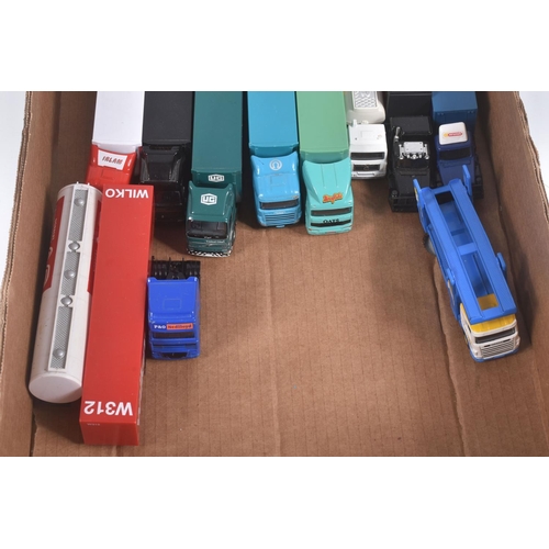 13 - A COLLECTION OF BOXED AND UNBOXED CORGI SUPERHAULERS & WHEELZ LORRY/TRUCK MODELS, boxed models all i... 