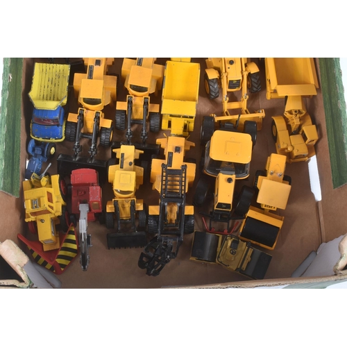 14 - A QUANTITY OF UNBOXED AND ASSORTED PLAYWORN DIECAST AND PLASTIC HEAVY PLANT AND EQUIPMENT MODELS, to... 