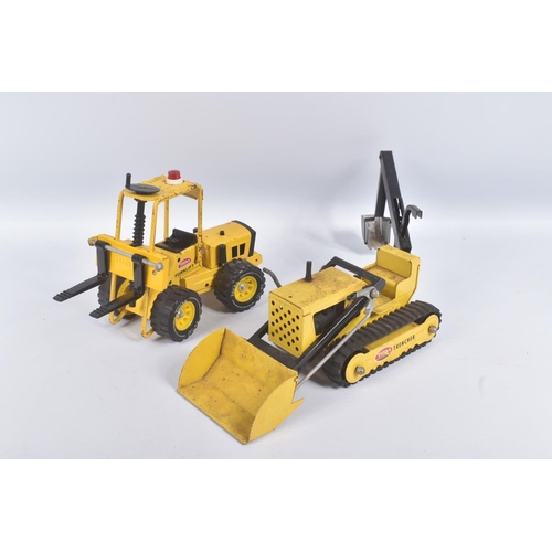 32 - NINE ITEMS OF TONKA TOYS CONSTRUCTION EQUIPMENT, 4 x Articulated Wheeled Loading Shovel, two being l... 