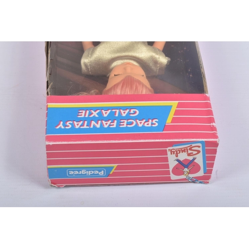 43 - A BOXED PEDIGREE SINDY SPACE FANTASY GALAZIE DOLL, numbered 42012, appears complete, plastic window ... 