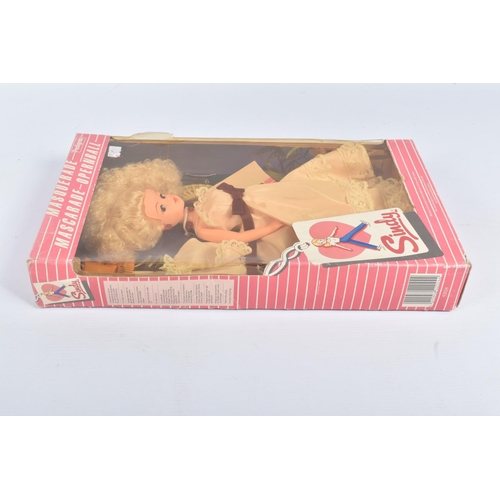 49 - A BOXED PEDIGREE SINDY MASQUERADE MASCARADE - OPERBALL DOLL, numbered 42024, appears complete with s... 