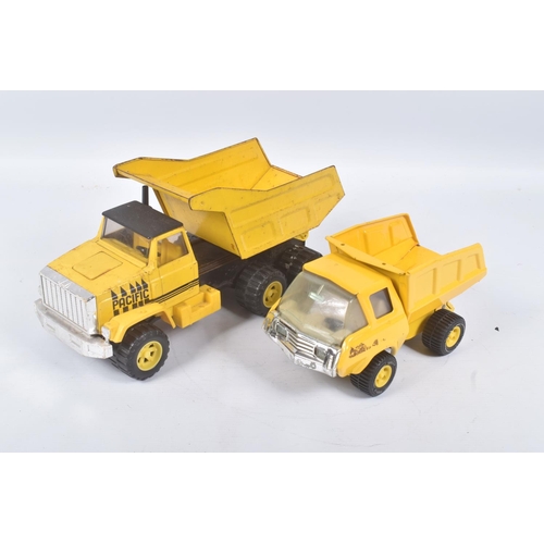 124 - FIVE ITEMS OF TONKA TOYS CONSTRUCTION EQUIPMENT, Bulldozer, two wheeled articulated Loading Shovels,... 