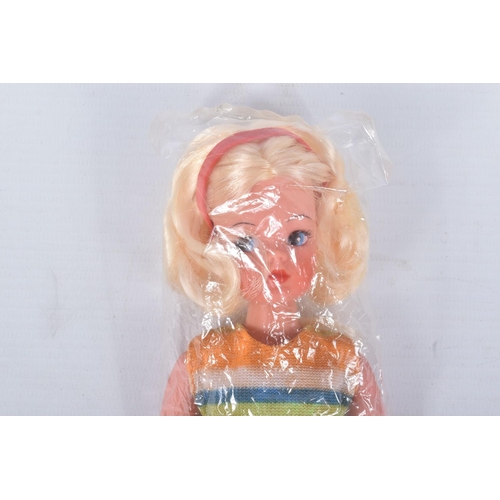 92 - A BOXED PEDIGREE SINDY FUNTIME DOLL, reference S676, blonde haired doll, some marks to one of the ar... 